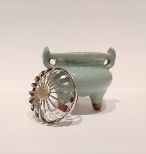 Celadon censer 　Silver lid