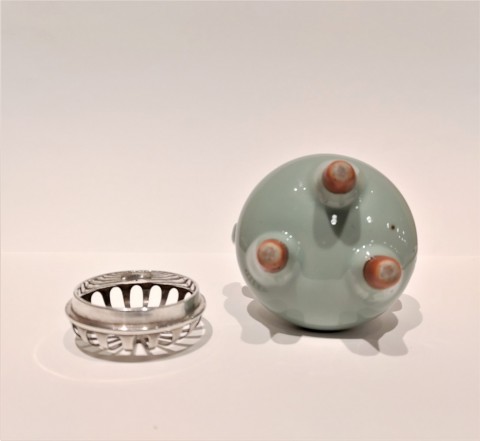 Celadon censer 　Silver lid