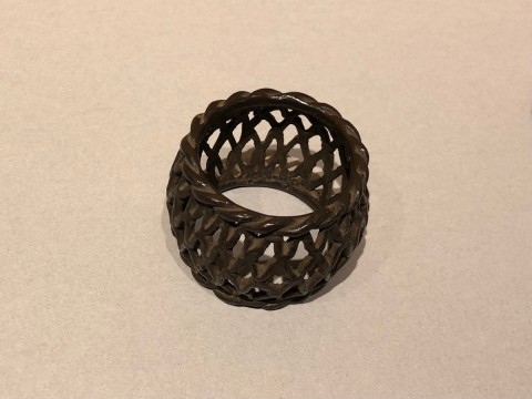 Lid rest in the shape of a lattice