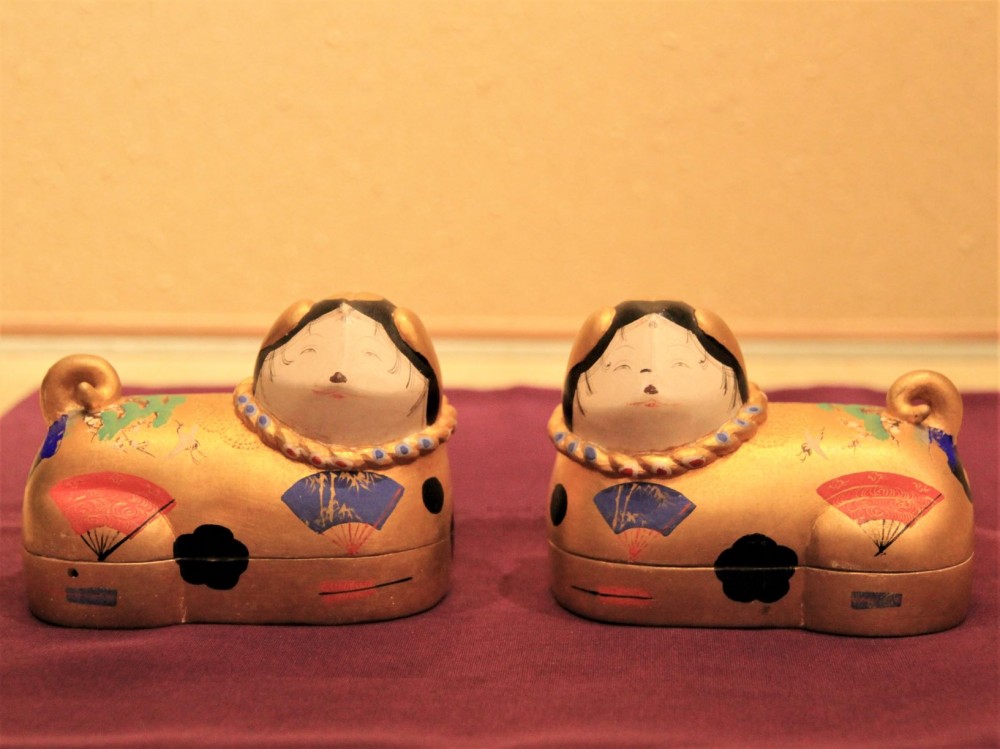 A pair of Inubako