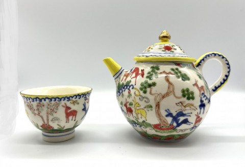 Tea set, in overglaze enamels with deer motifs