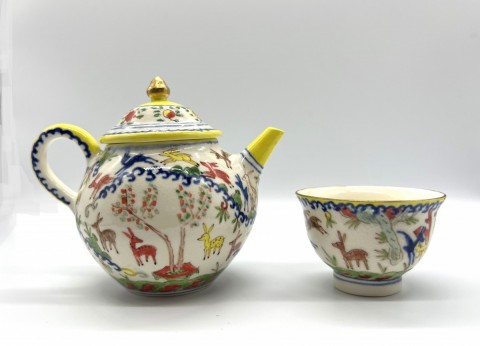 Tea set, in overglaze enamels with deer motifs