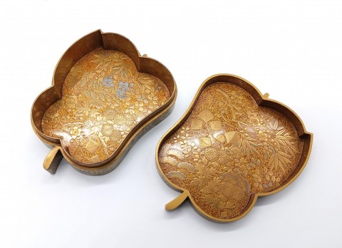 Incense container in the shape of a military rank in maki-e lacquer