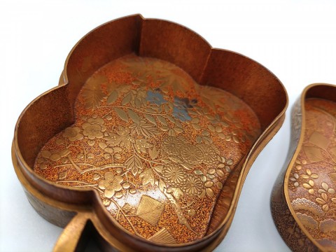 Incense container in the shape of a military rank in maki-e lacquer