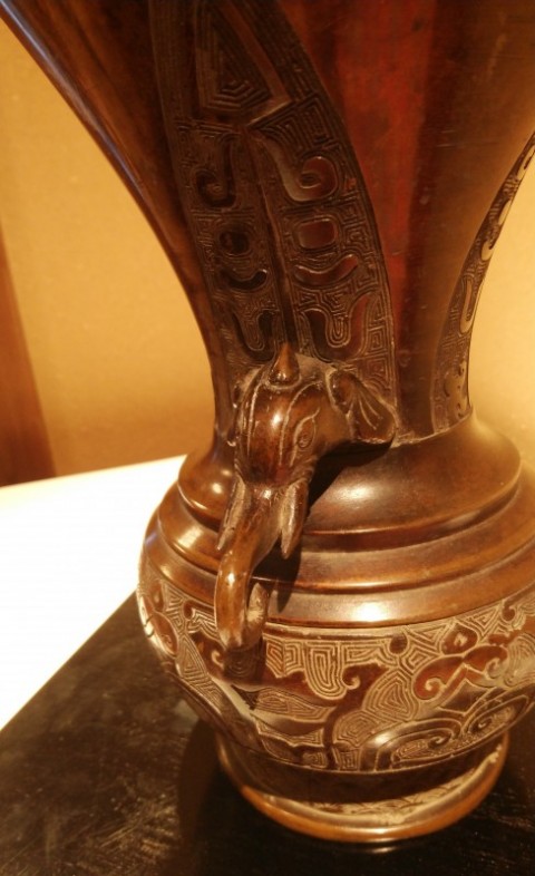 Old bronze vase 　