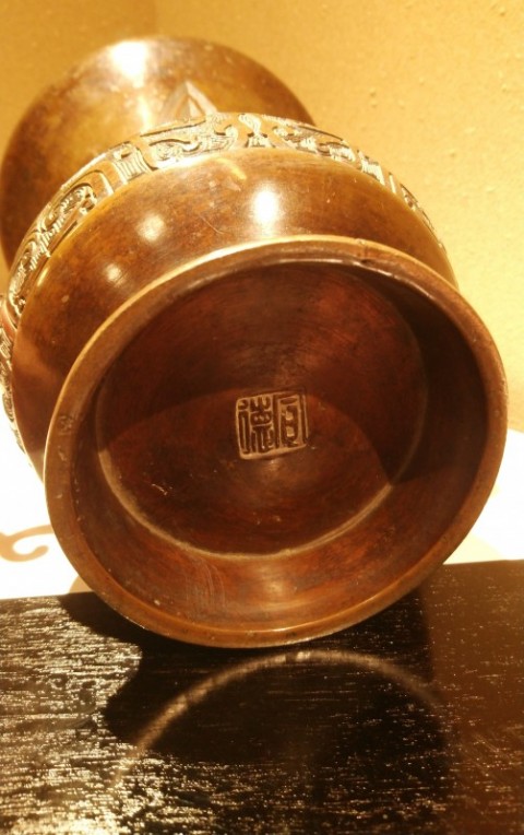 Old bronze vase 　